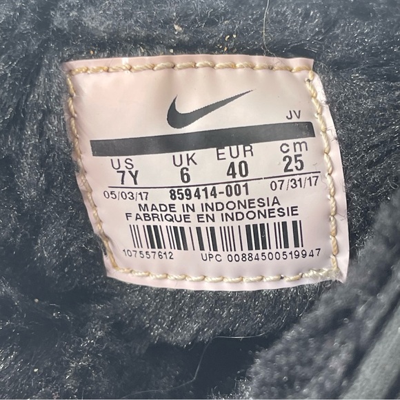 Nike Big Kid’s Roshe One FB Yeezy Black Reflective Winterized Shoes - Size 7 Y - Picture 7 of 11